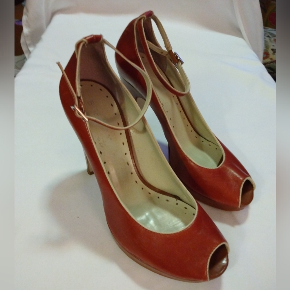 BCBGeneration size 8 vintage open toe w/ankle strap in a beautiful cognac EUC
